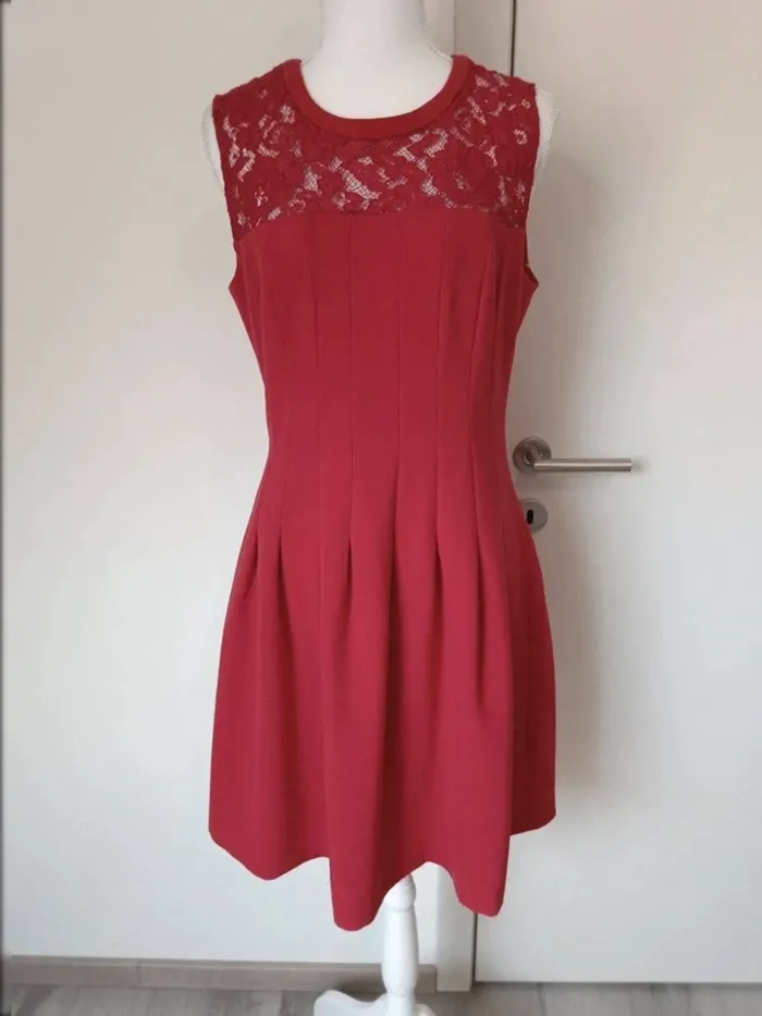 🔴 Robe rouge H&M avec dentelle – Taille 42