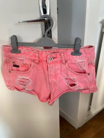 Mini short rose troué
