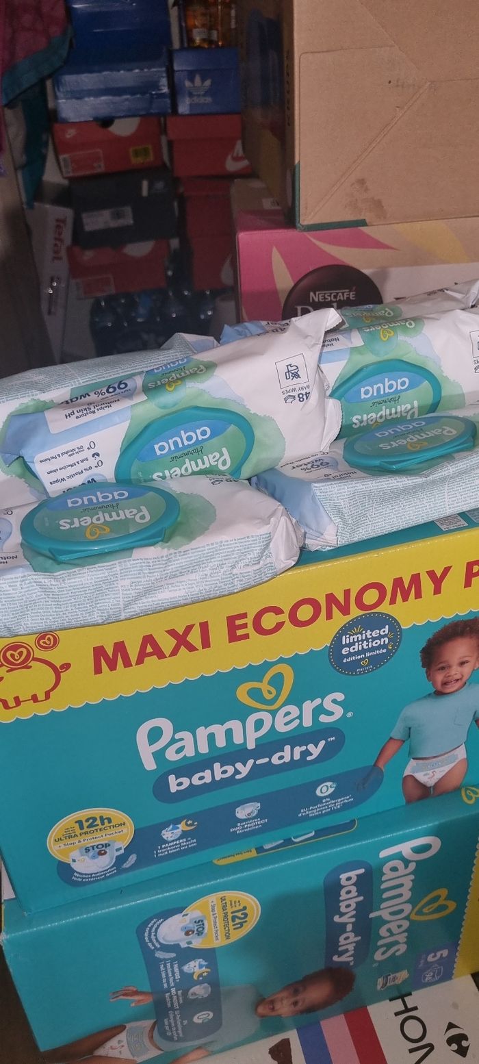 Deux cartons de couches+ 6lingettes pampers