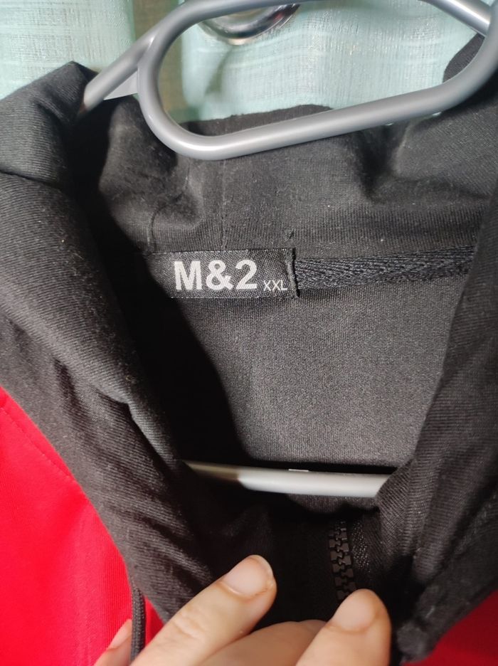Veste a capuche rouge et noire taille XXL - photo numéro 4