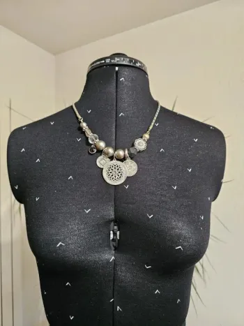 Collier femme bohème chic Axelle Création – Perles et médaillons argentés