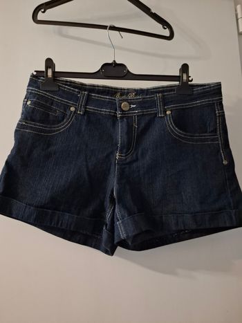 Short denim taille 42 en tres bon etat 
