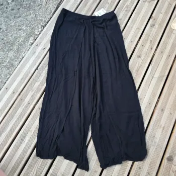 Pantalon ouvert aux jambes