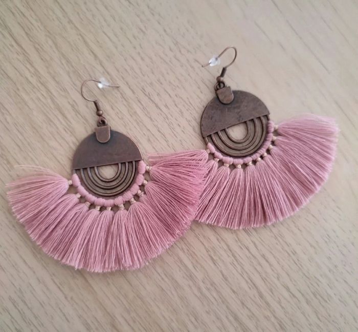 Magnifique boucles d'oreilles tribal rose