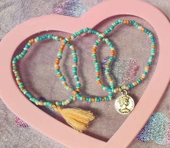 Lot de 3 bracelets élastiques avec perles multicolores et breloques dorées