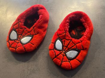 Chaussons souples « pilou » Spiderman Primark taille 27-30