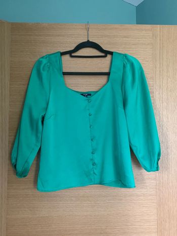 Top satiné vert.