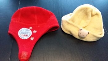 Bonnet rouge et jaune