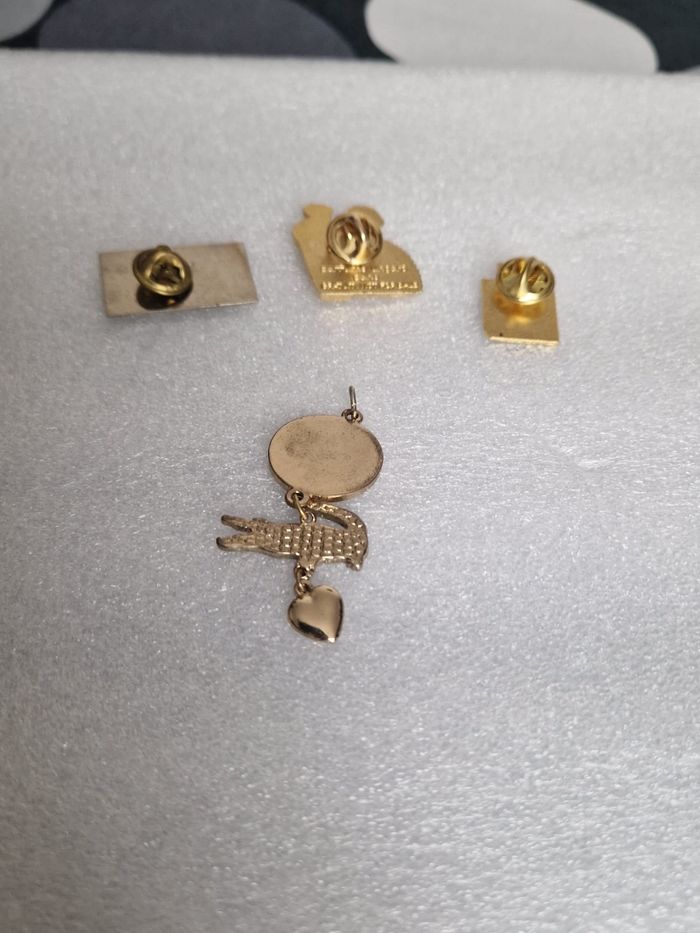 ✨ Lot de 4 pin’s vintage – Cacharel, Van Cleef & Arpels, Roland Garros, Couple doré - photo numéro 8