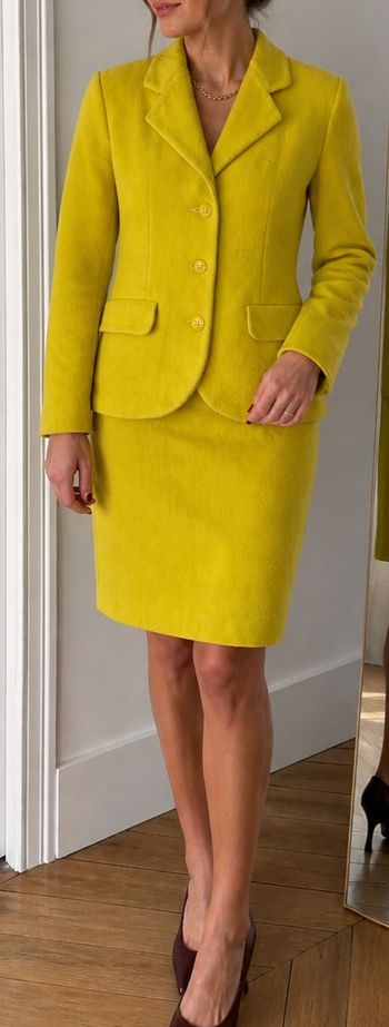 Tailleur vintage laine cachemire jaune style années 90 blazer jupe chic