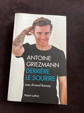 Livre Antoine Griezmann « derrière le sourire »