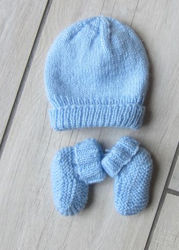 Ensemble bonnet et chaussons tricot naissance