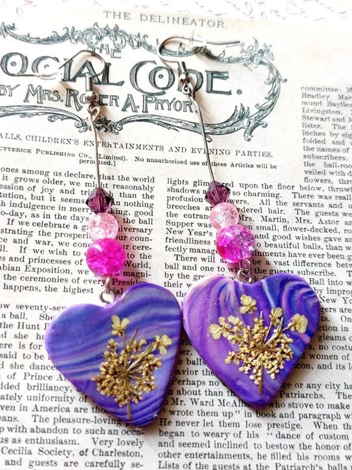 Magnifique paire de boucles d'oreilles pendantes cœur violet - photo numéro 2