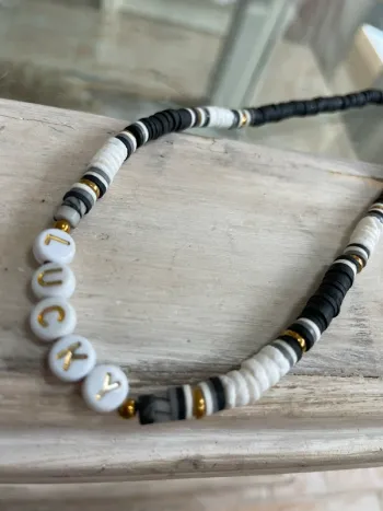 Collier bohème estival noir et blanc inscription "lucky"