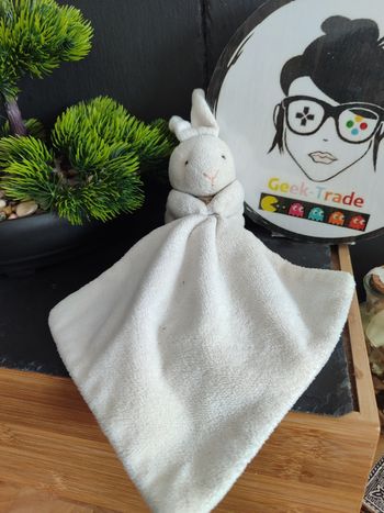 doudou et compagnie lapin mouchoir peluche blanc rose Dc303 Boîte Fleur DD001259