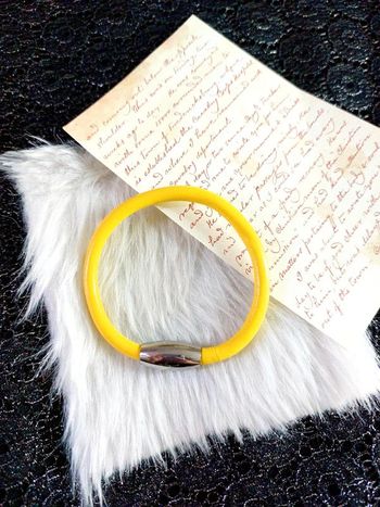 Magnifique petit bracelet en cuir jaune neuf