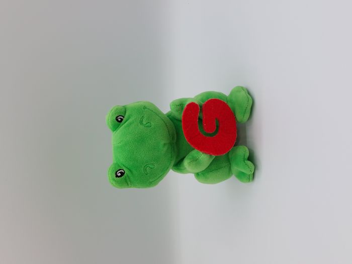 Peluche doudou grenouille verte HACHETTE lettre G rouge 14 cm