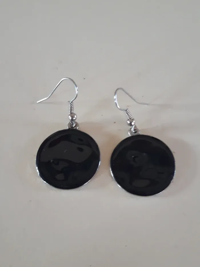 Jolies boucles d'oreilles pendantes noires et argentées