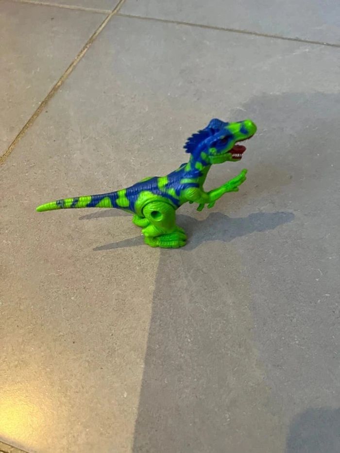 Velociraptor - Dimension environ 15 cm * 12 cm - Couleurs dominantes: Vert, violet, rouge & blanc - photo numéro 2