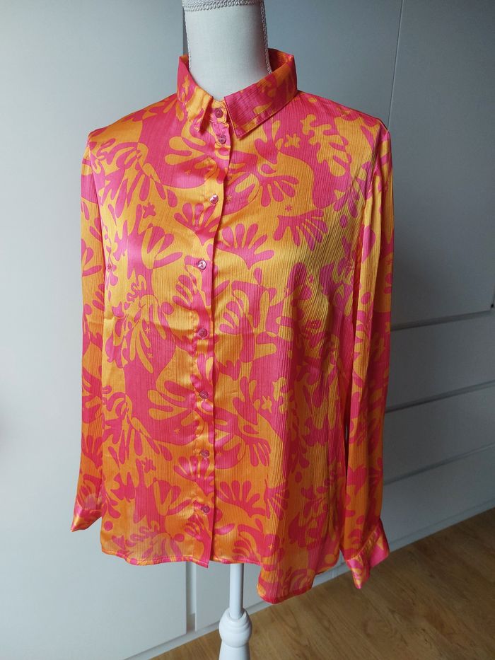 Jolie chemise légèrement satinée