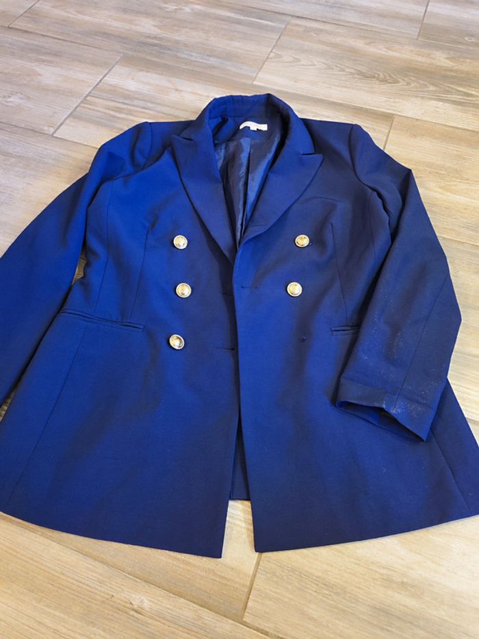 Blazer bleu marine avec bouton doré avec épaulettes Amy Lynn Taille M
