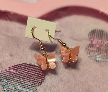 Petits papillons rose foncé métal et résine en boucles d'oreilles