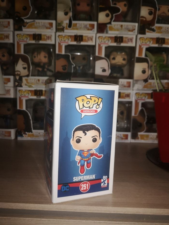 Funko pop Heroes Superman 251 Superman edition 80 ans - photo numéro 4