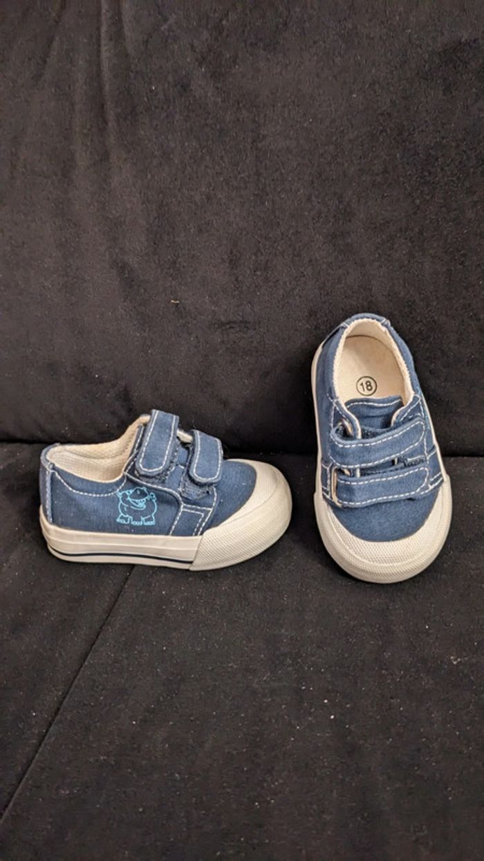Paire de petites baskets garçon pointure 18