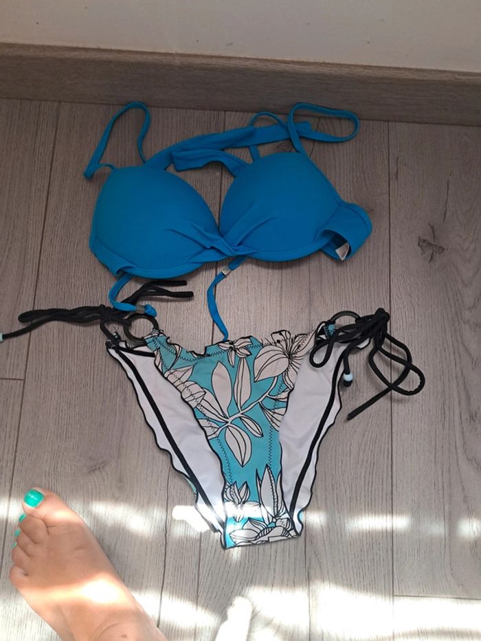 Maillot de bain bleu fleuri