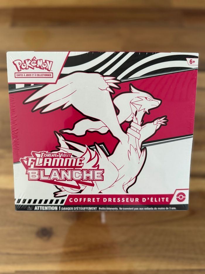 🔹 Coffret Pokémon – Dresseur d’Élite Écarlate & Violet : ETB Flamme Blanche 10.5 🔹