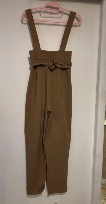 Pantalon camel à bretelles et ceinture – Taille XS