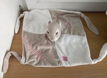 Doudou carré blanc écureuil fleur brodée personnalisé « Louise »
