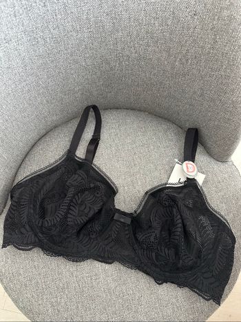 Soutien-gorge noir dentelle la halle 100 d neuf avec étiquette