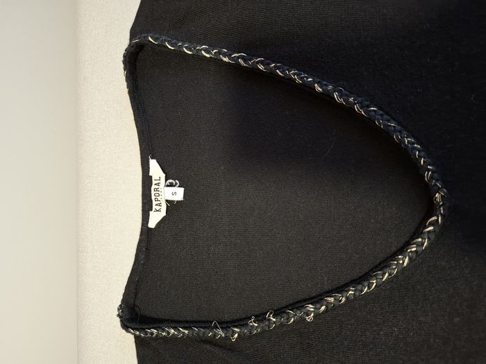 Joli pull femme Kaporal S noir col V tressé doré très bon état - photo numéro 4
