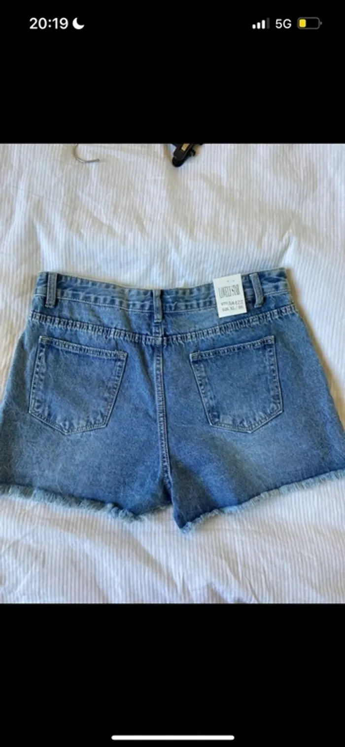 Short en jean troué - photo numéro 2