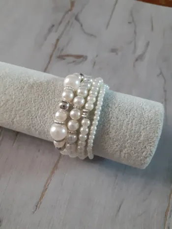 Lot 4 bracelets en perles blanc argenté
