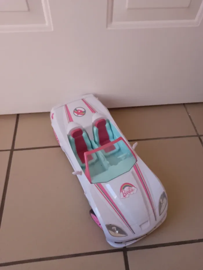 Voiture blanche pour Barbie