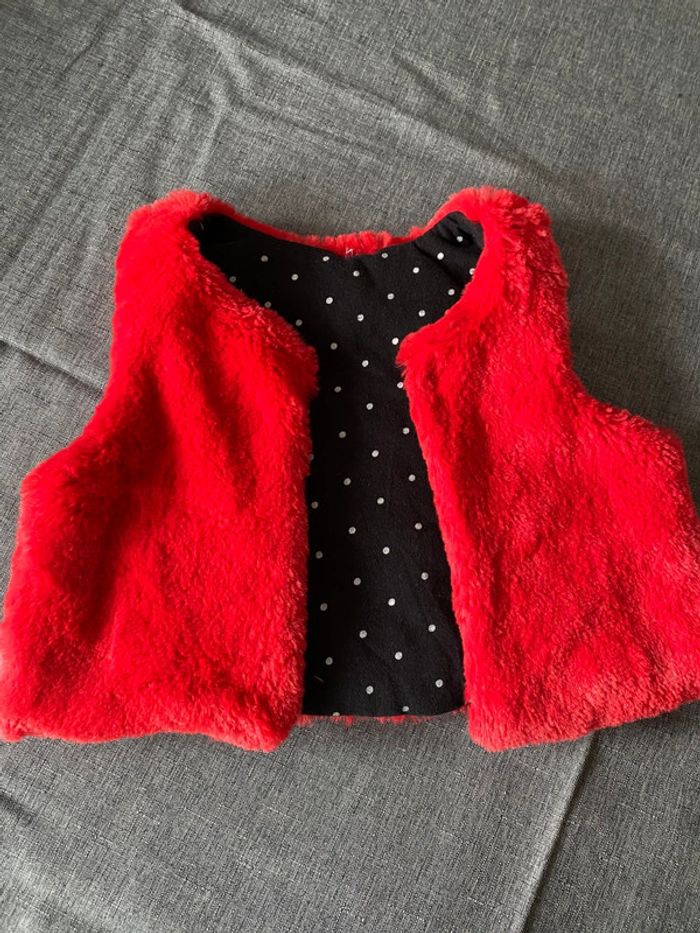 Petite veste sans manches effet fausse fourrure