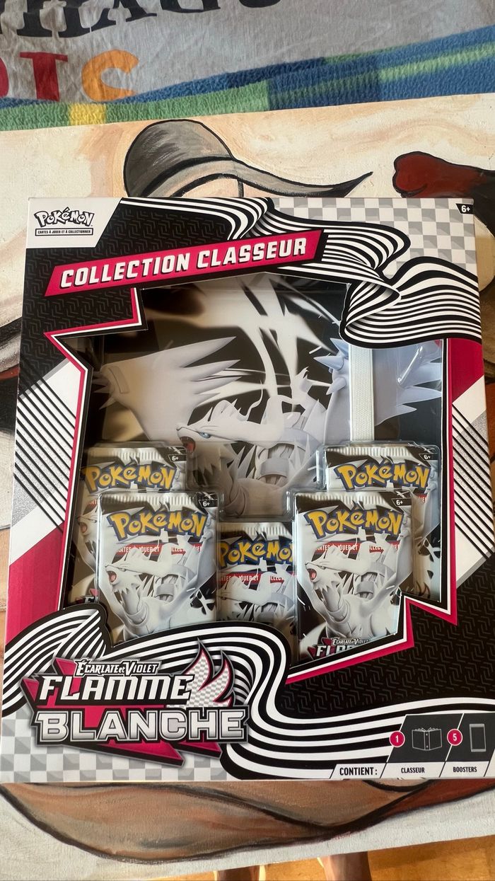 Coffret classeur Pokémon EV10.5 flamme blanche - photo numéro 3