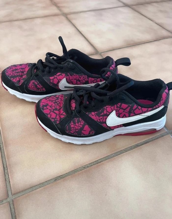 Nike air rose et noir taille 38,5
