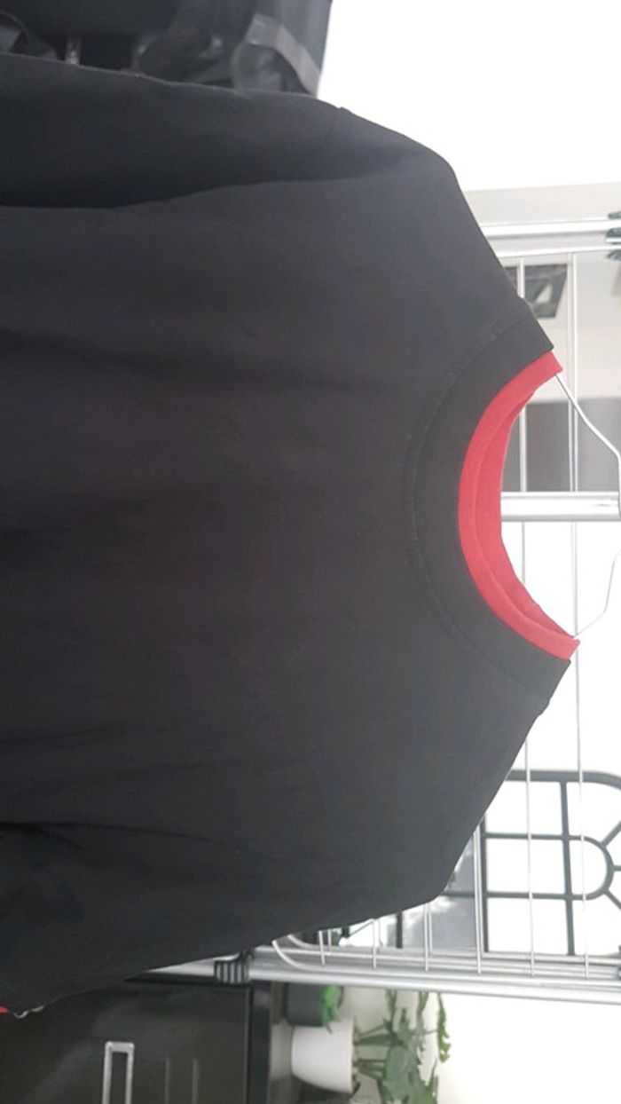 Tee shirt noir et rouge - photo numéro 2