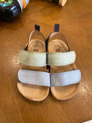 21- sandales H&M avec scratch mixte