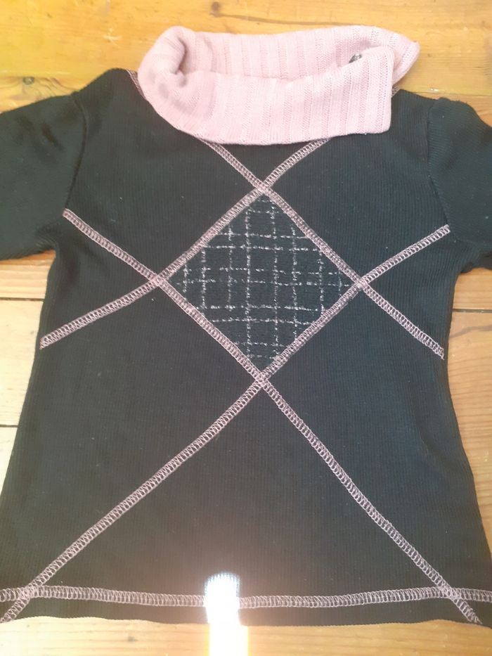 Pull noir et rose à col montant - photo numéro 2