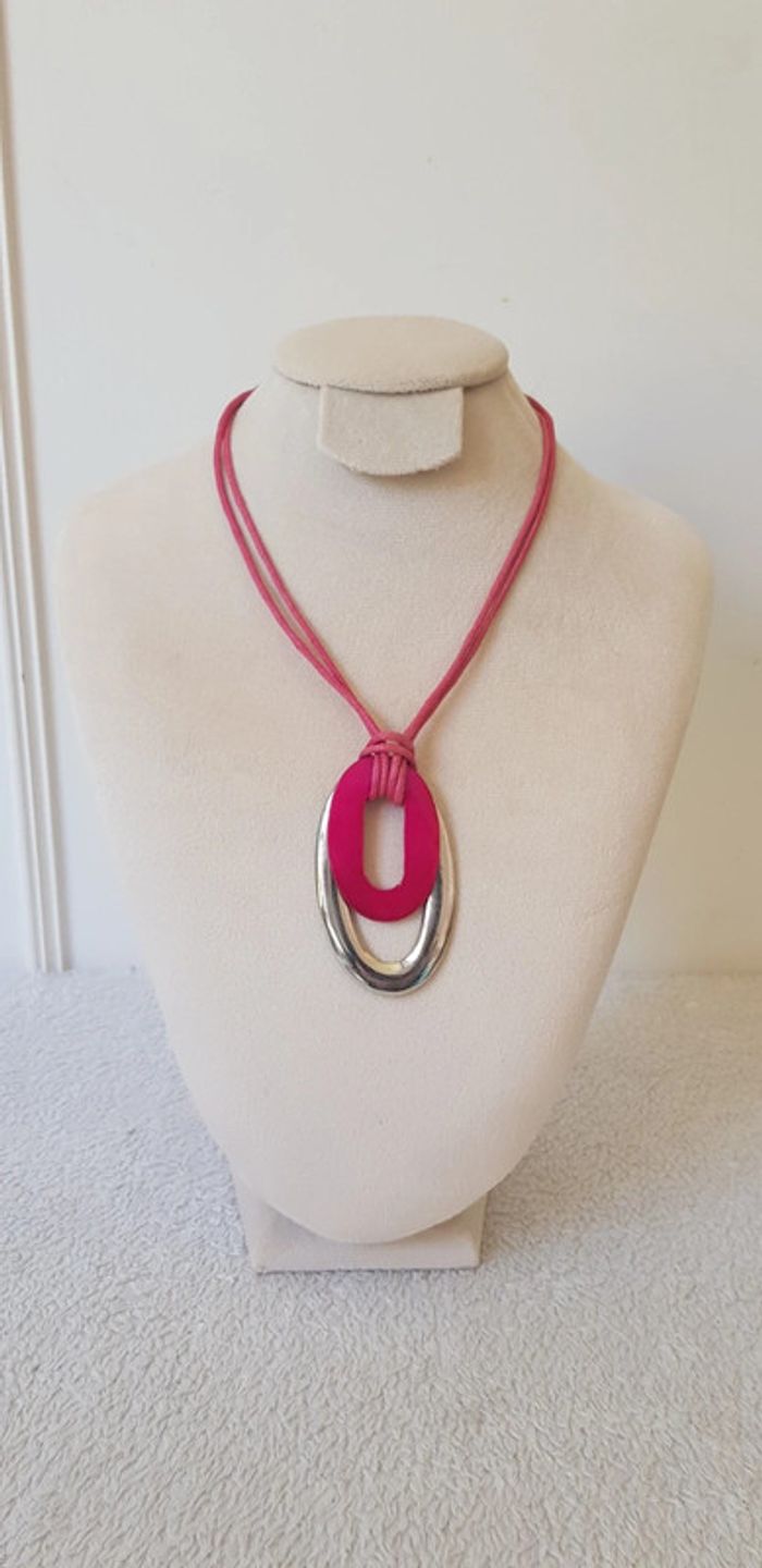 Collier fushia