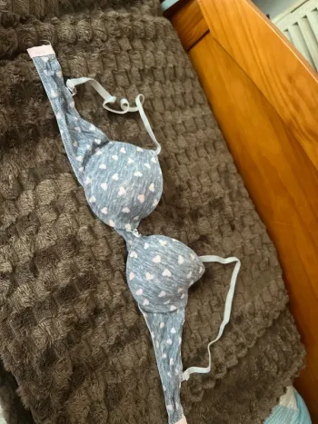 Soutien-gorge gris avec des cœurs