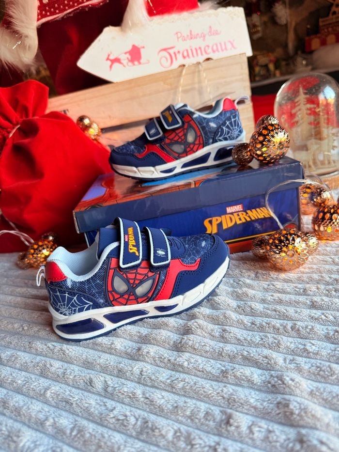 Basket Spiderman lumineuse  figurine - photo numéro 2