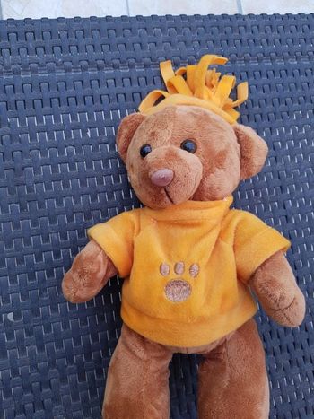 Peluche ours marron pull orange. 33cm x 18 cm