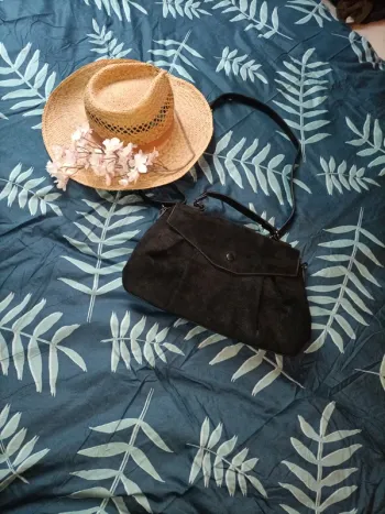 Superbe sac en bandoulière noir en Daim