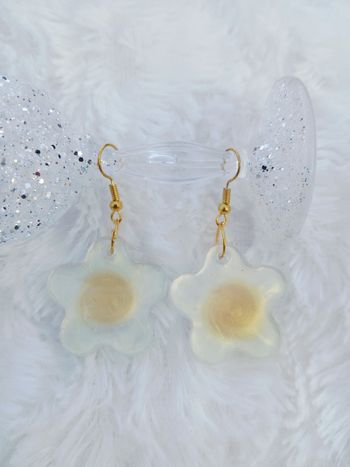 Boucles d'oreilles fleurs blanches coeur doré 