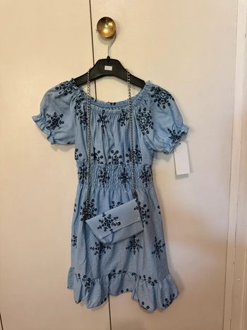 Robe bleue à détails marine